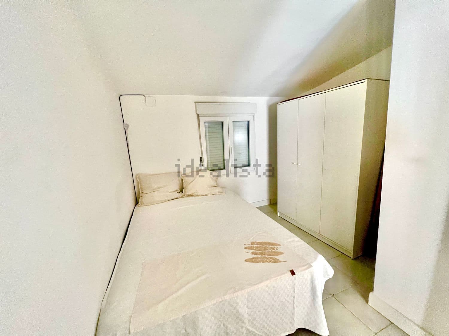 Dormitorio con cama doble y armario blanco