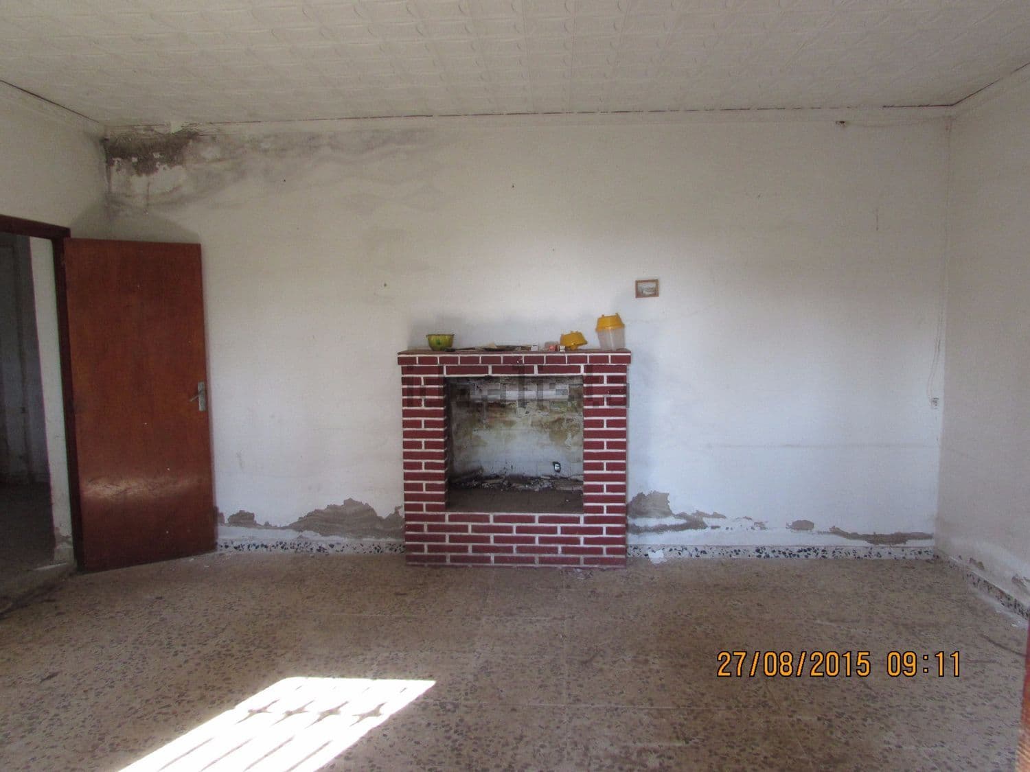 Estancia amplia con chimenea de ladrillo