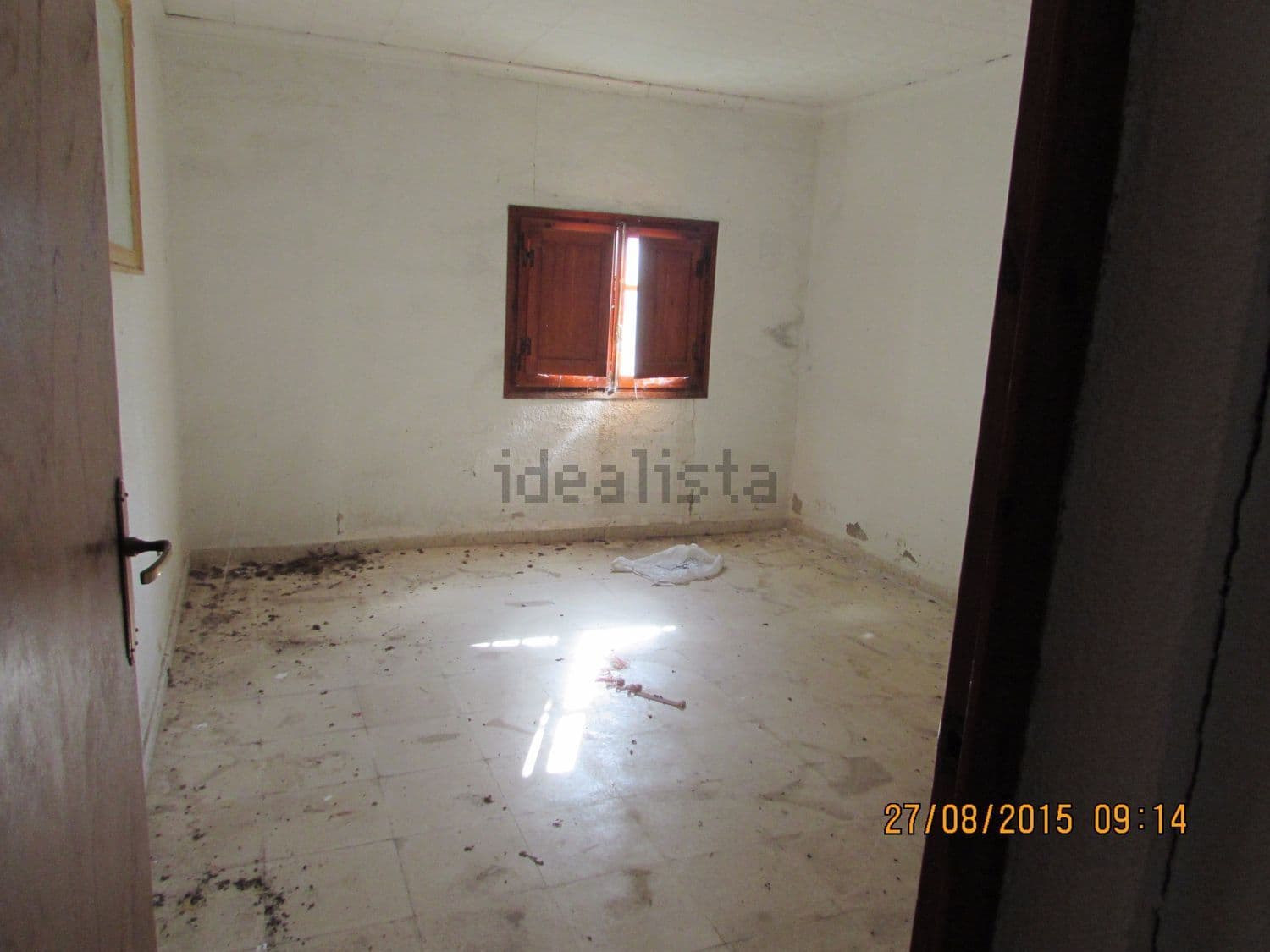 Dormitorio vacío con ventana