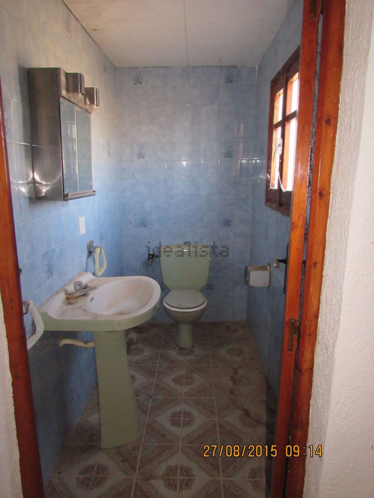 Segundo baño con lavabo e inodoro, alicatado en azul