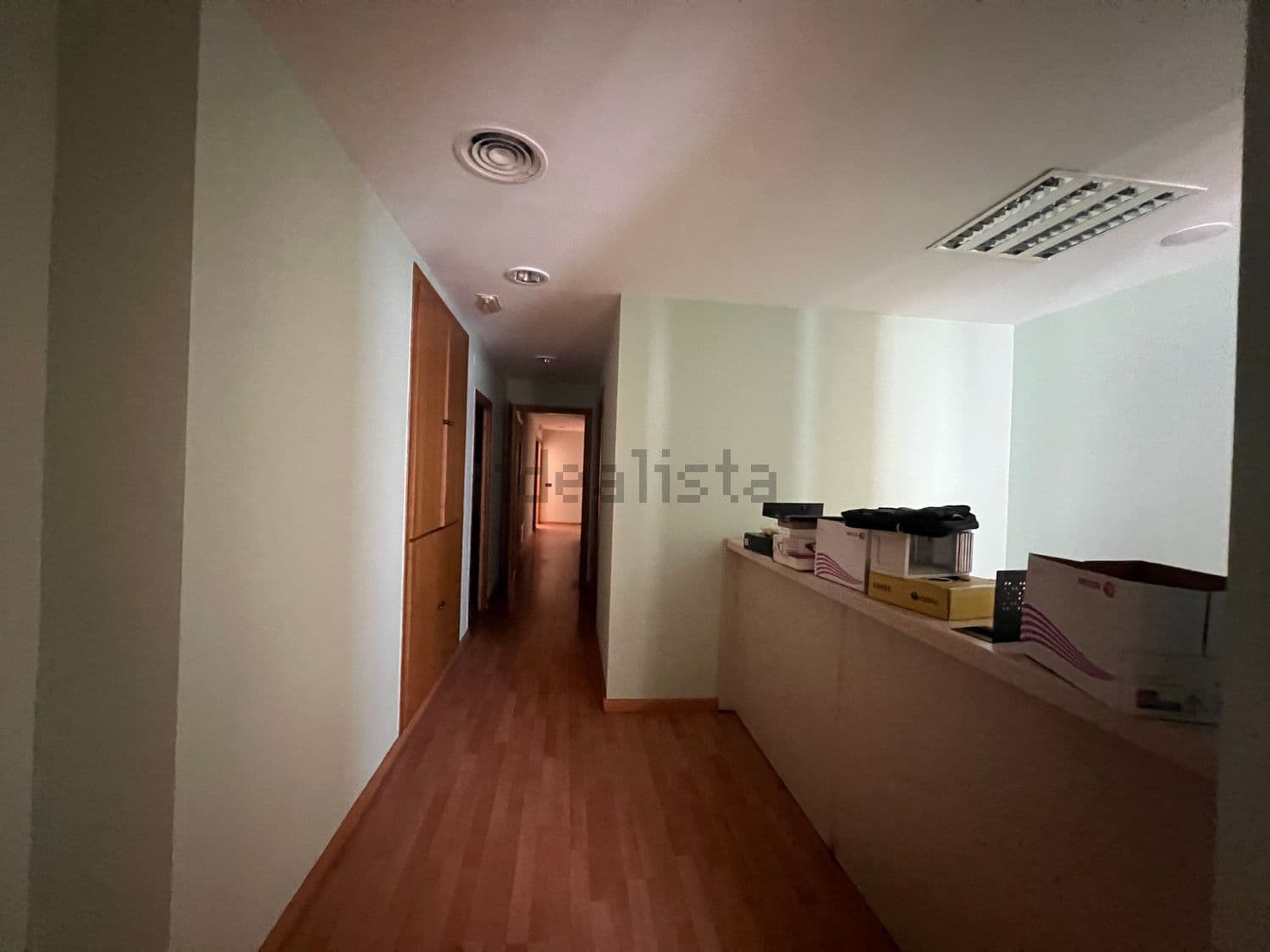 Pasillo con mostrador y puertas a las estancias