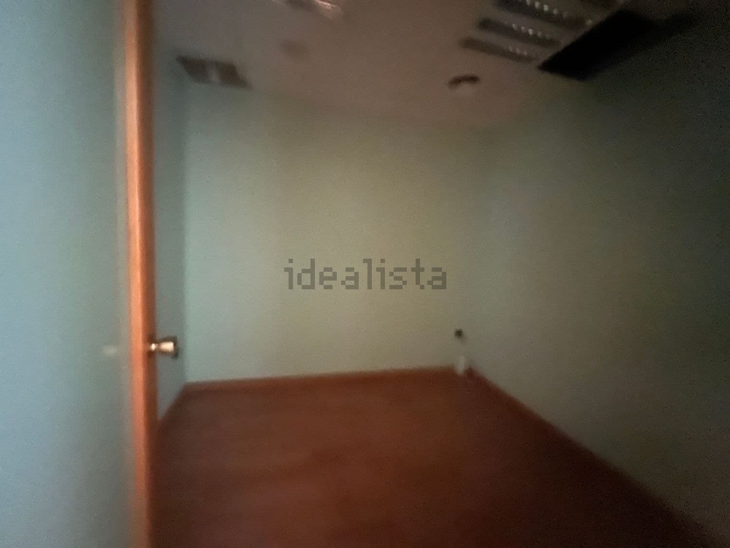 Estancia vacía con suelo de madera