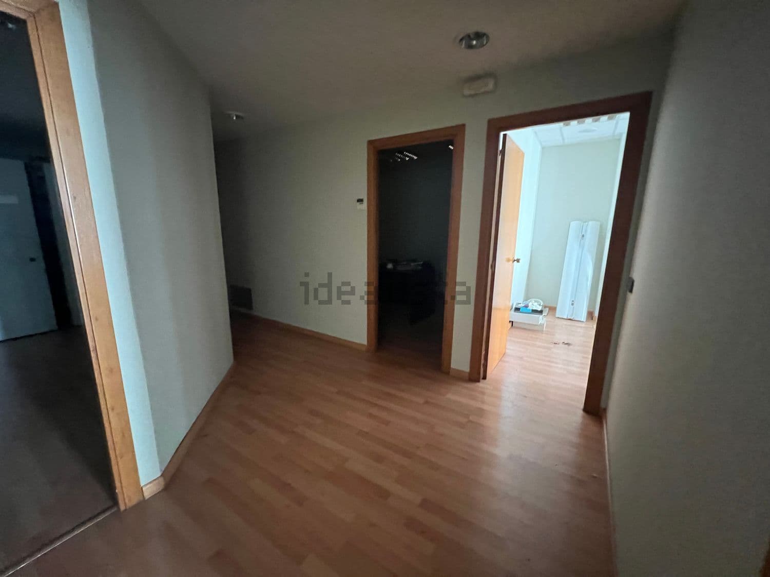 Distribuidor con puertas a dos estancias