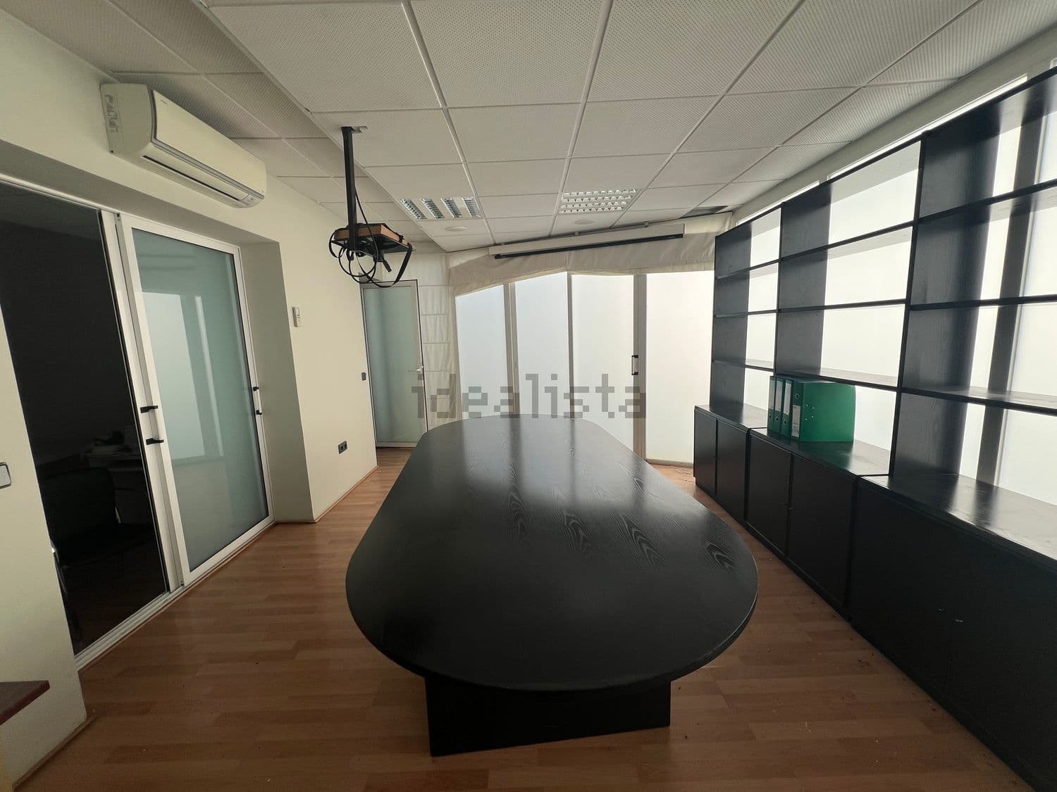 Sala de reuniones con mesa ovalada y estanterías