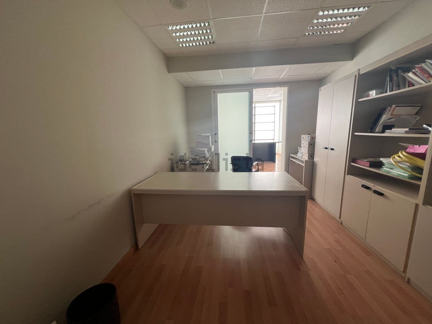 Despacho con mesa y armarios