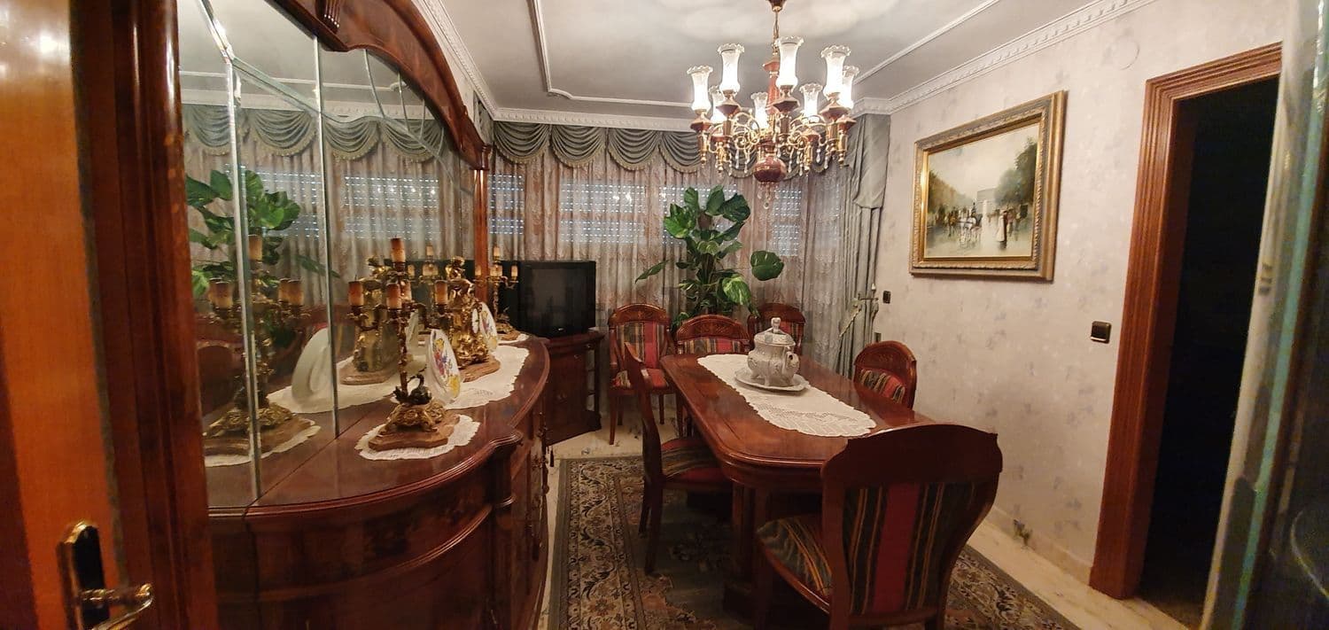 Comedor de diario con aparador y mesa de madera