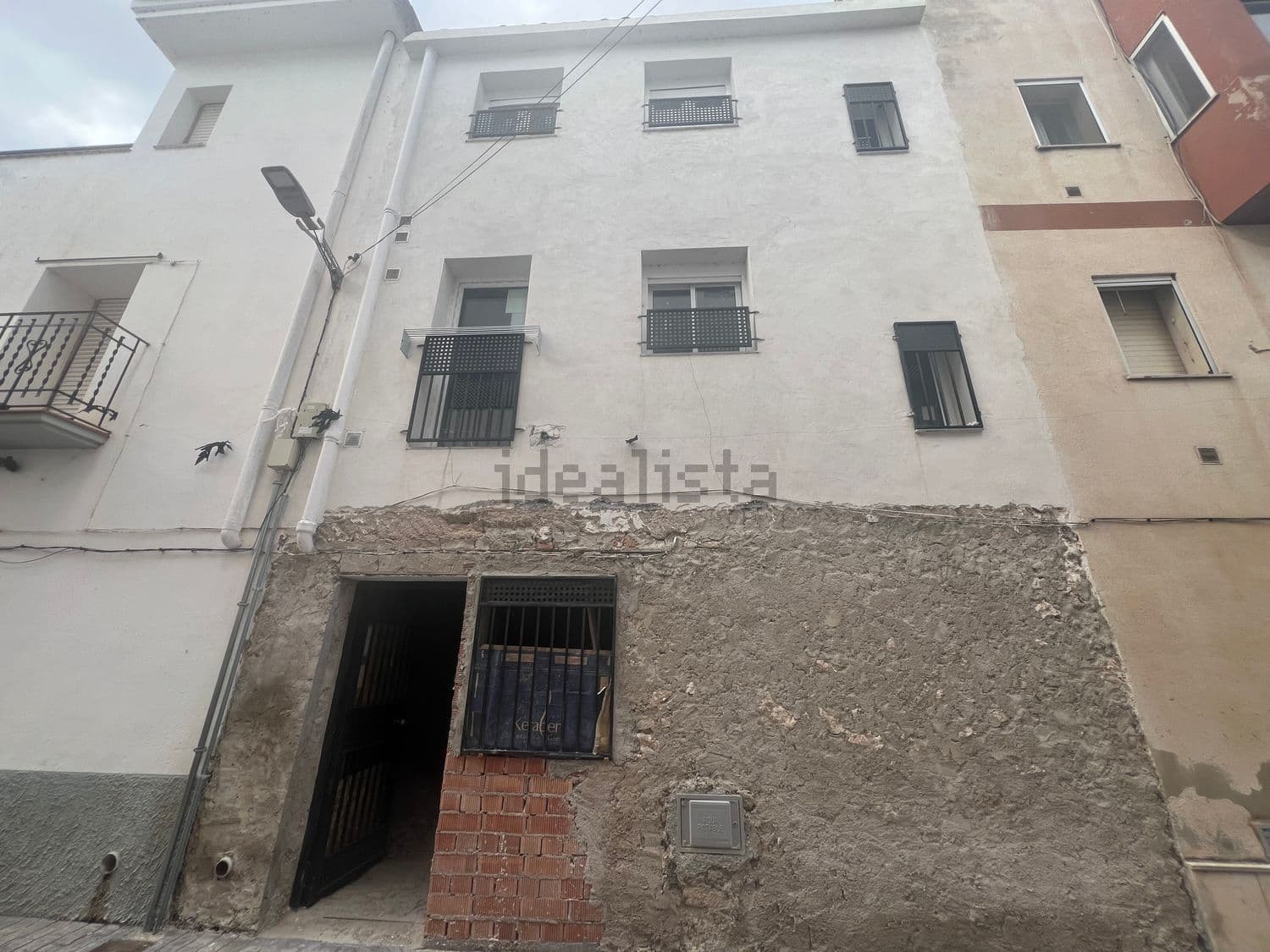 Fachada de la casa con balcones y puerta de entrada