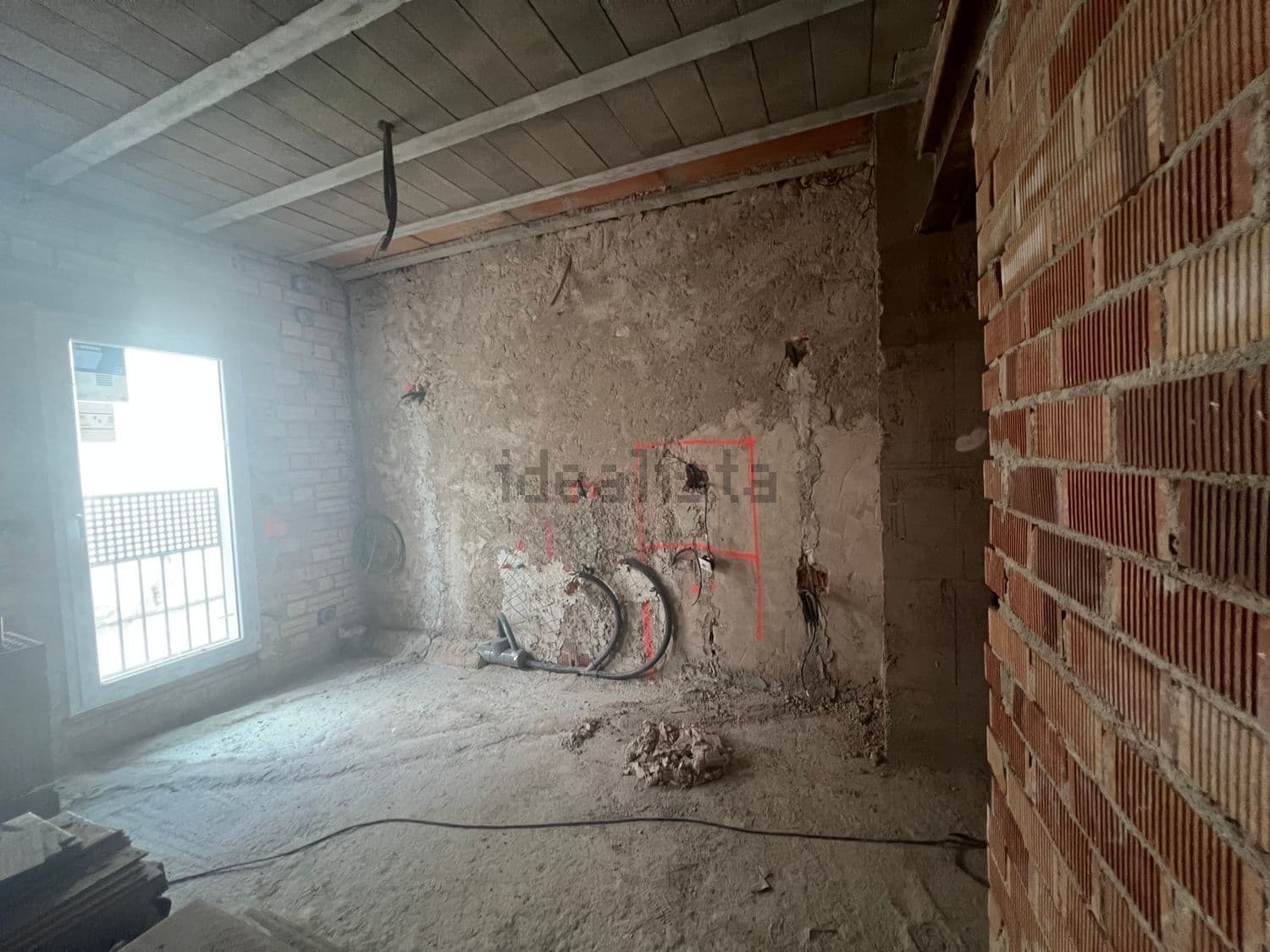 Dormitorio en obra con ventana a la calle
