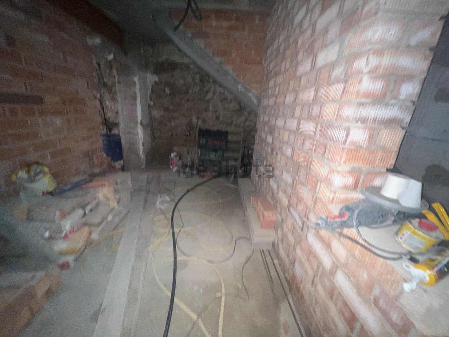 Espacio en obra con materiales de construcción