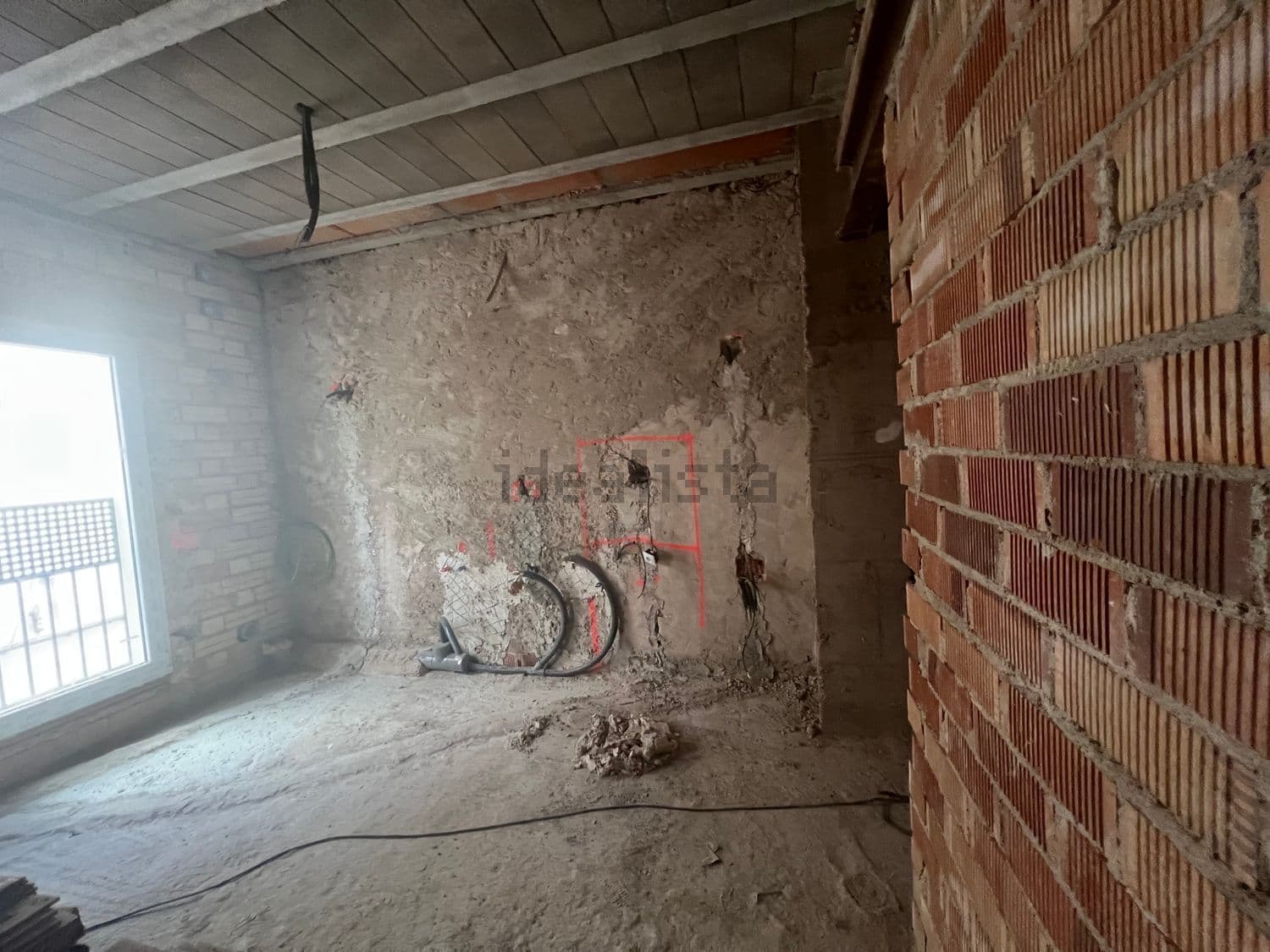 Dormitorio en obra con ventana