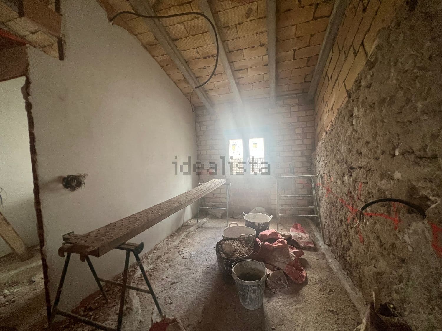 Estancia en obra con caballete y cubos