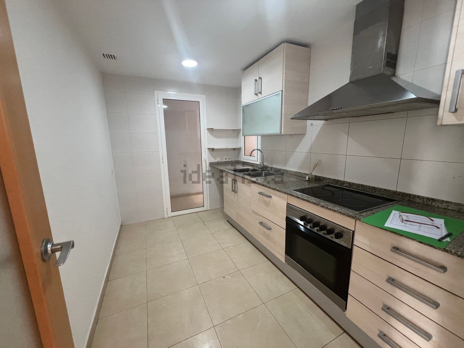 Cocina independiente con horno, placa y campana extractora