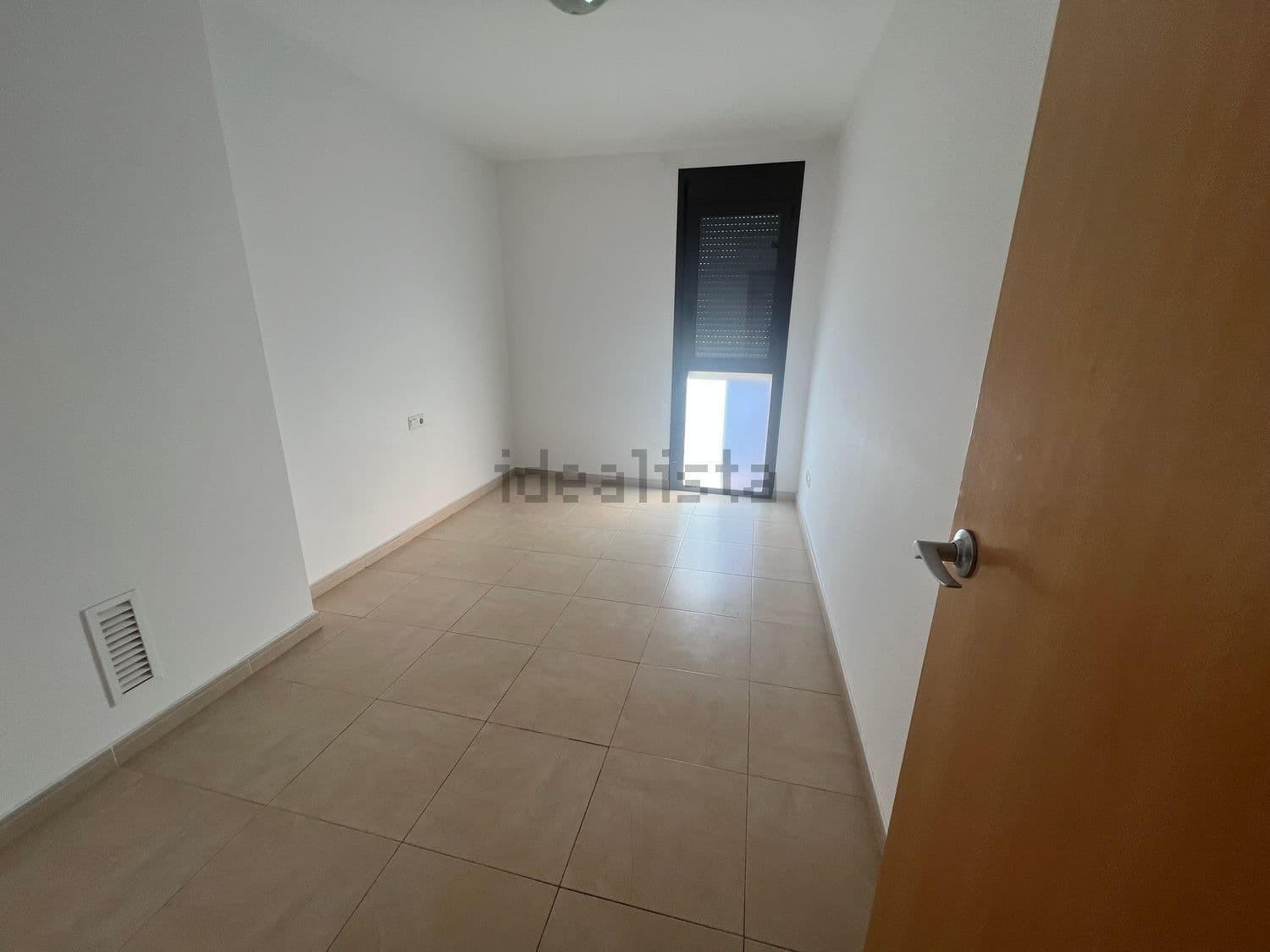 Dormitorio con ventana al fondo