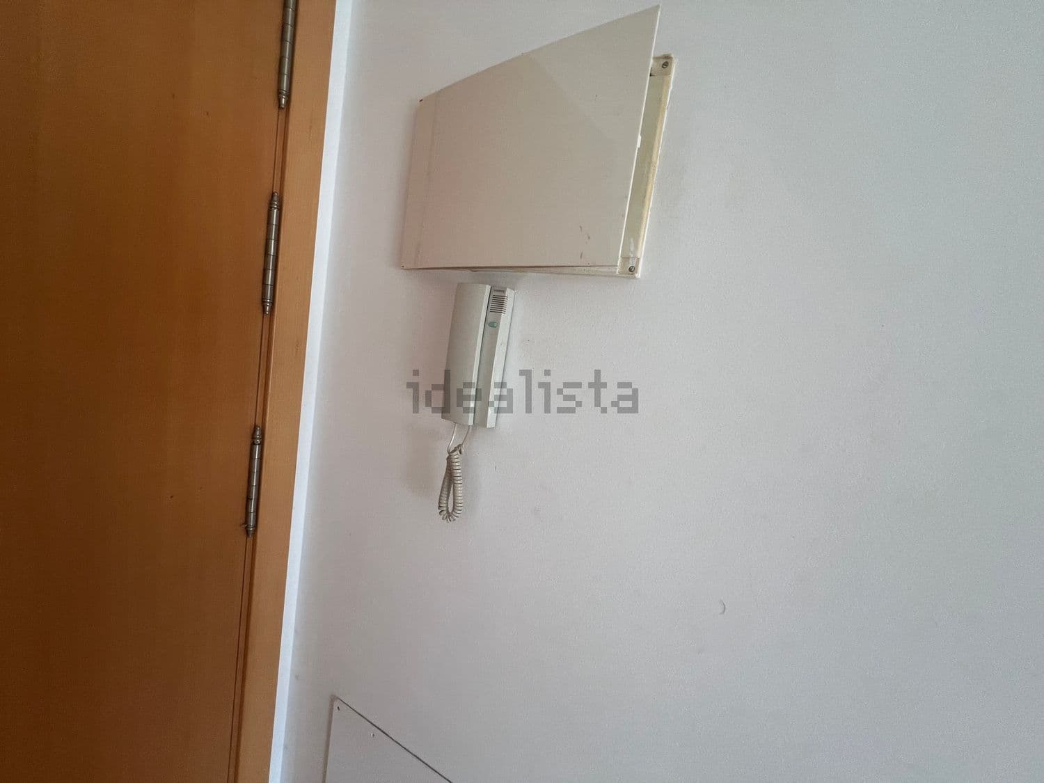 Interfono junto a la puerta de entrada