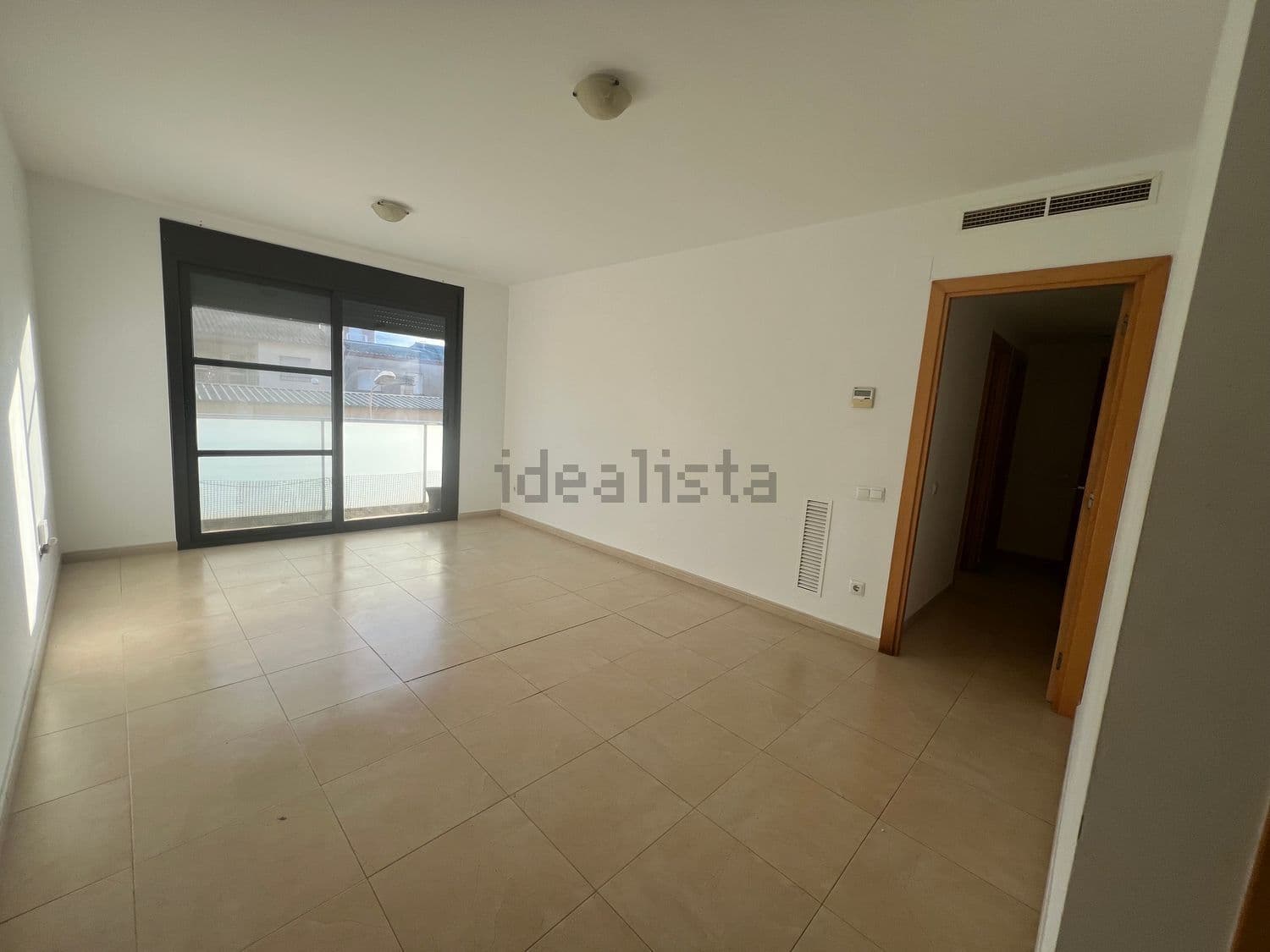 Salón comedor con puerta al pasillo y salida al balcón