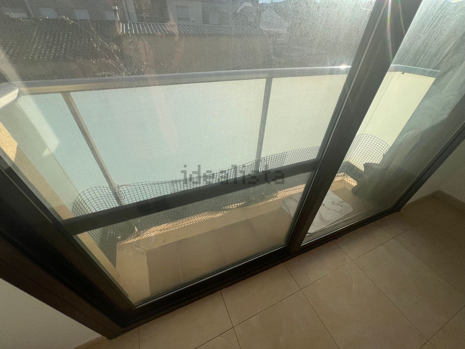 Puerta corredera de cristal que da al balcón