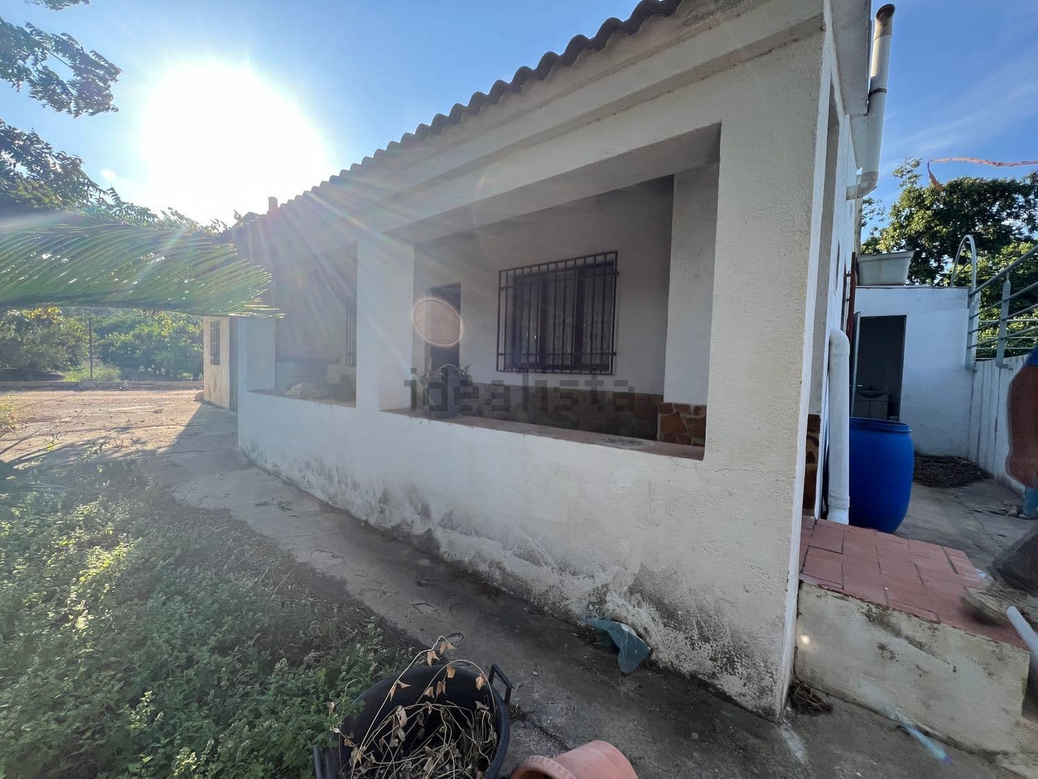 Fachada de la casa con porche