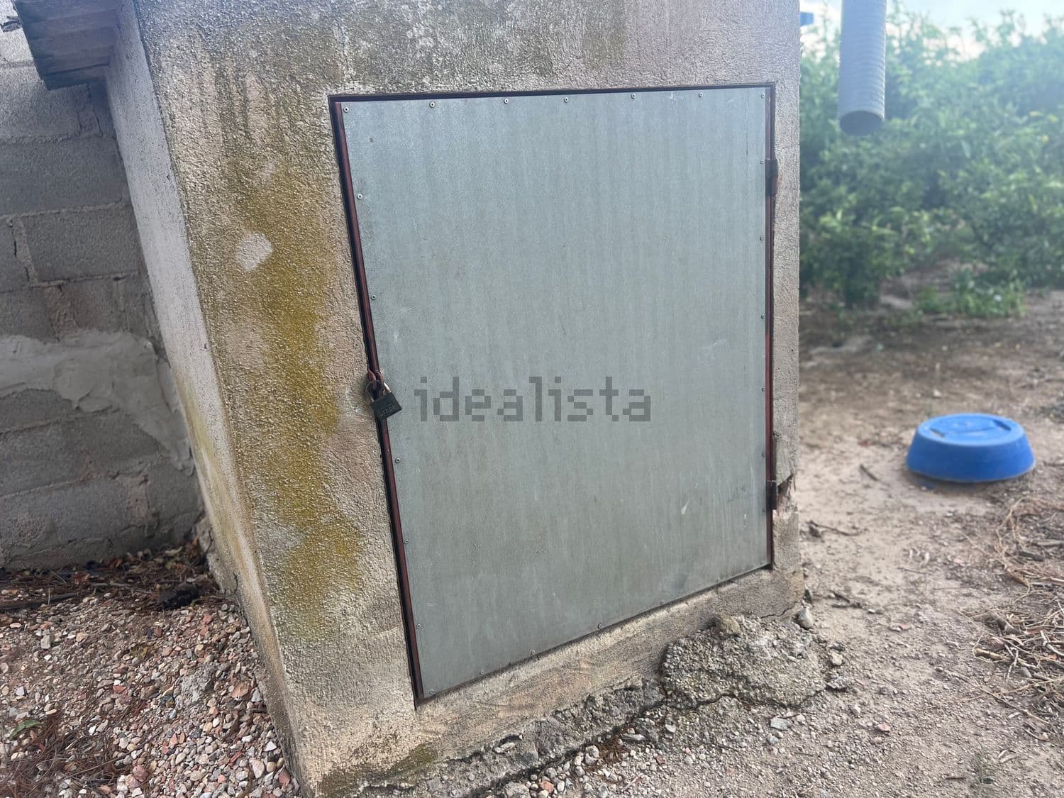 Puerta metálica de un cuarto de instalaciones