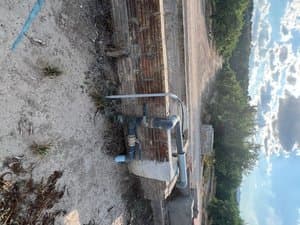 Tuberías y llave de paso junto a un muro