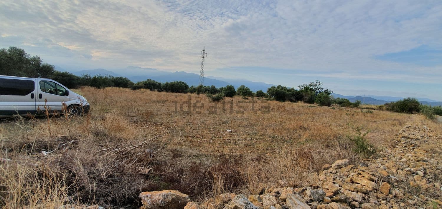 Terreno con una furgoneta aparcada junto al camino