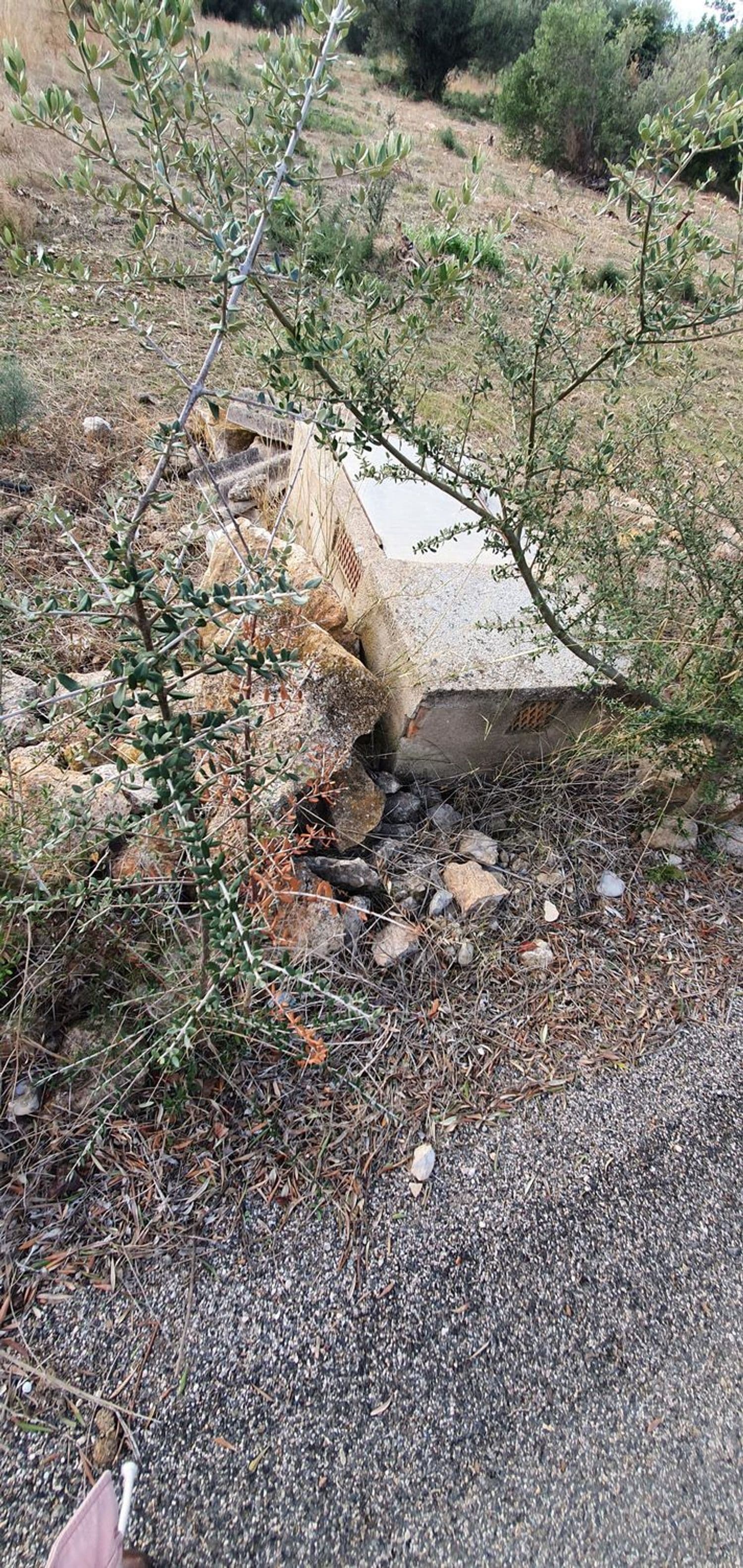 Arqueta junto al camino