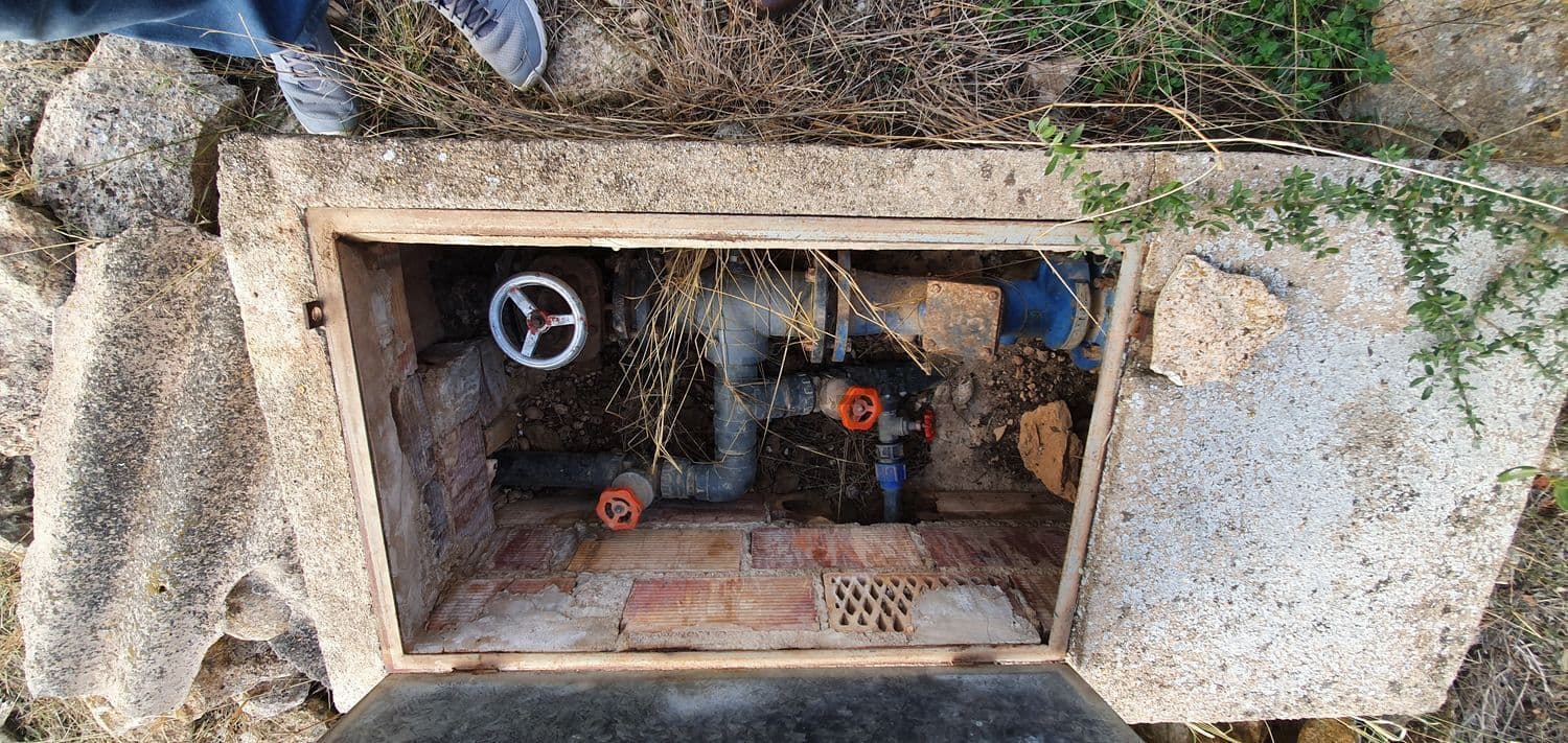Arqueta de la acometida de agua con llaves de paso