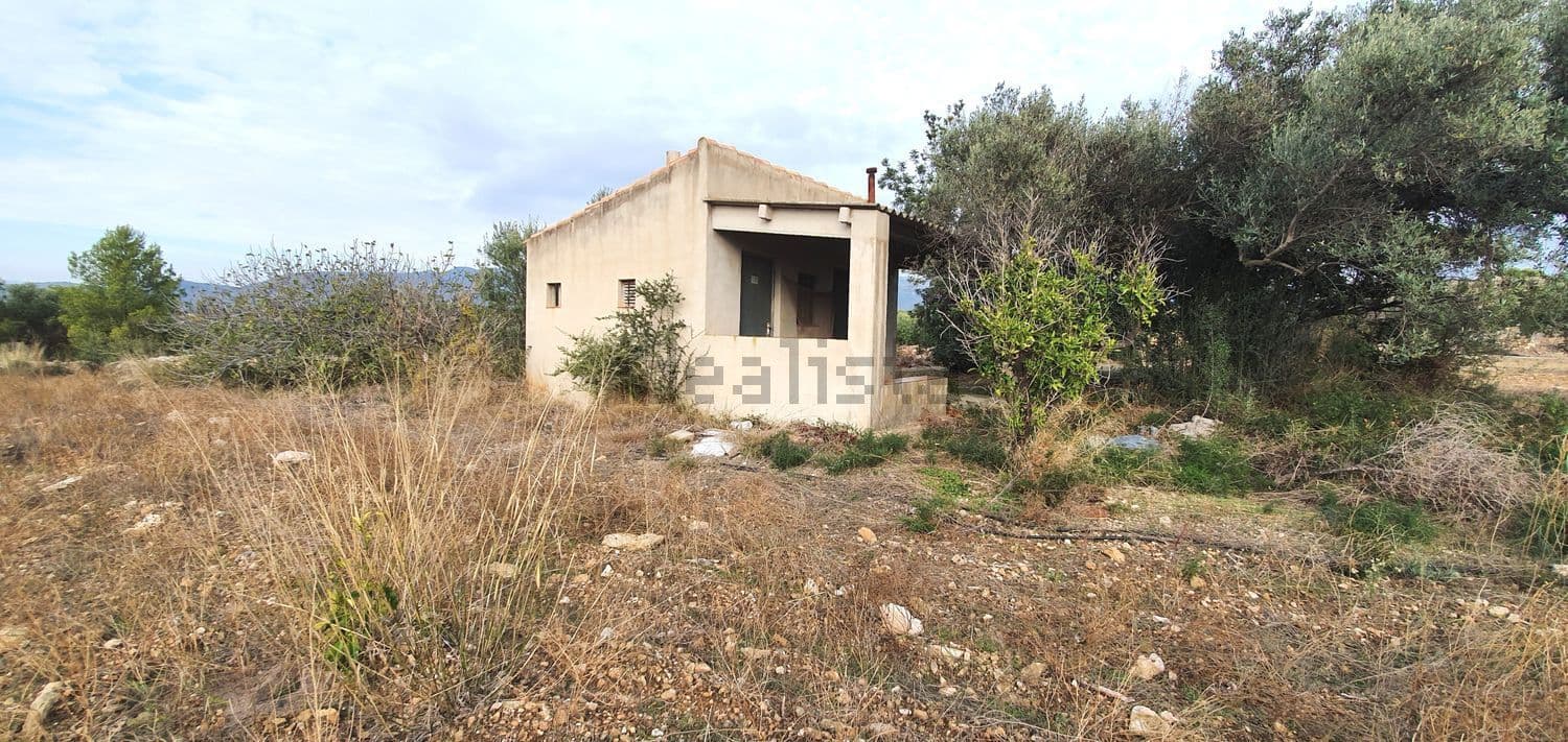 Casa de campo en medio del terreno