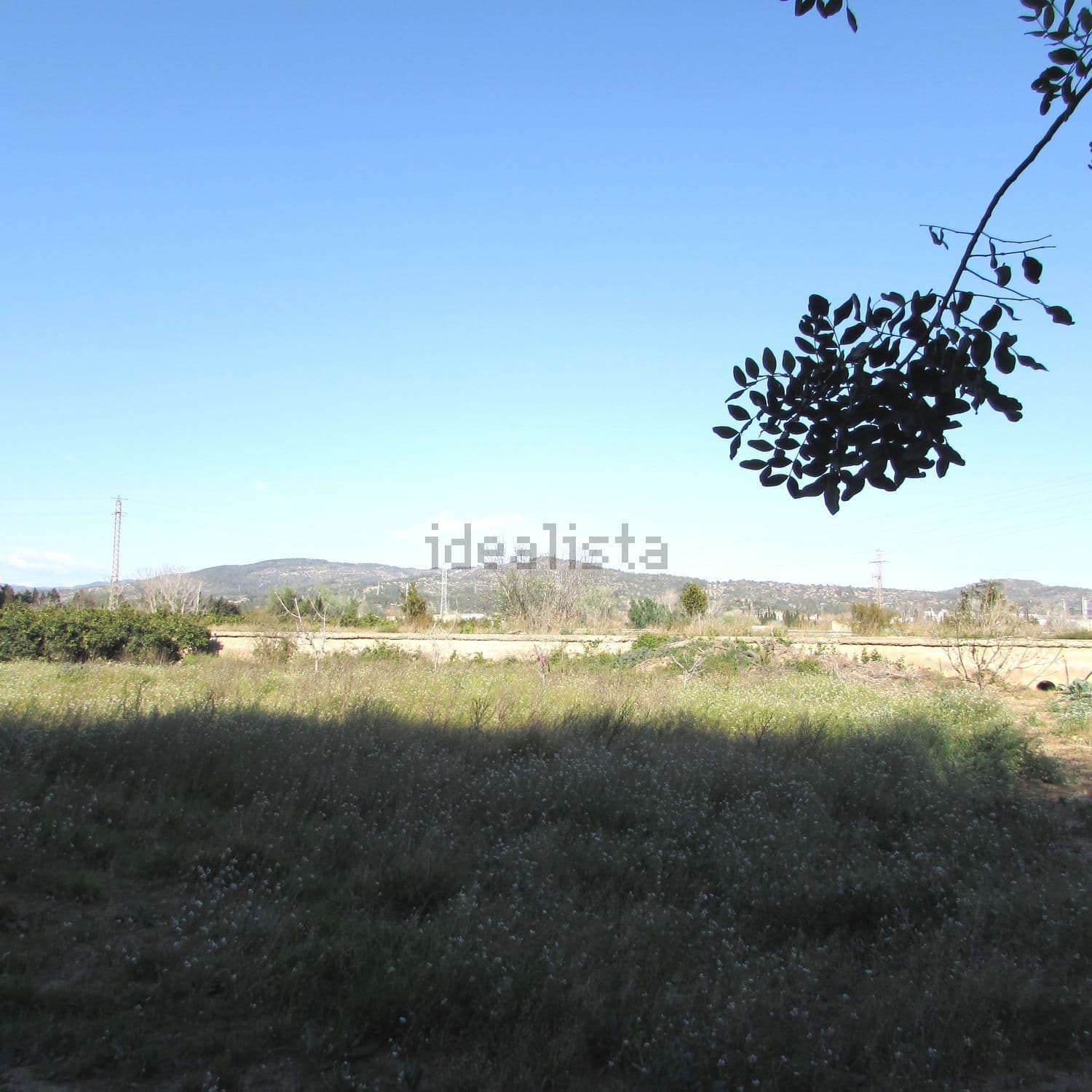 Terreno llano con colinas en el horizonte