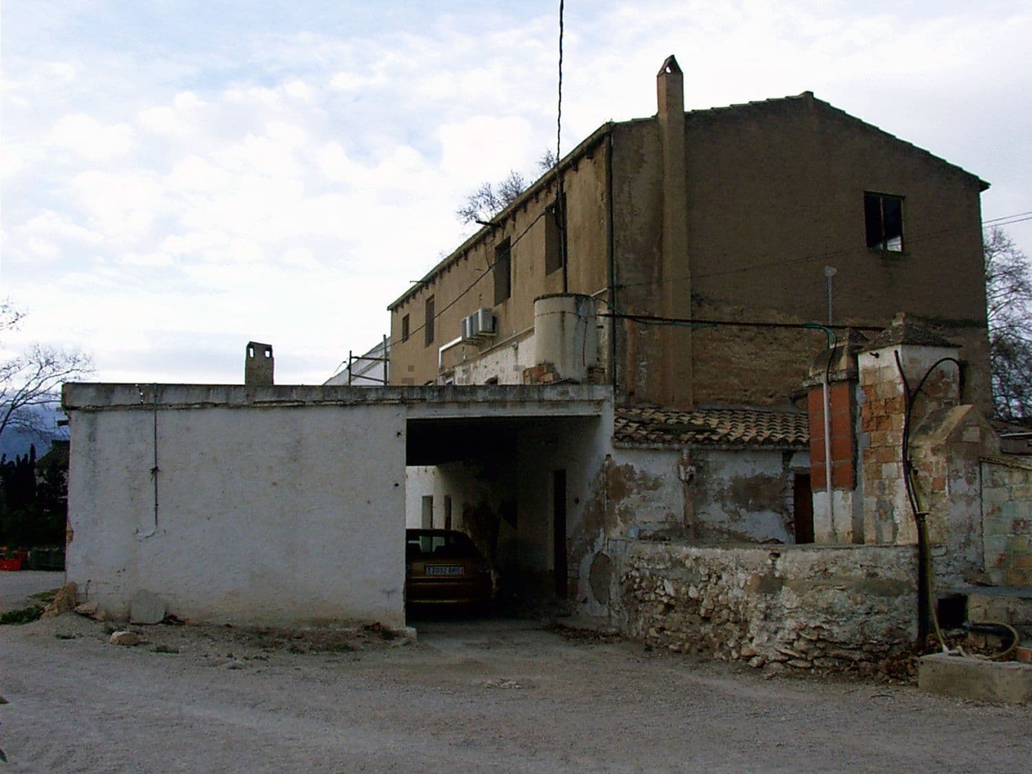 Fachada de la casa de piedra con garaje en la planta baja