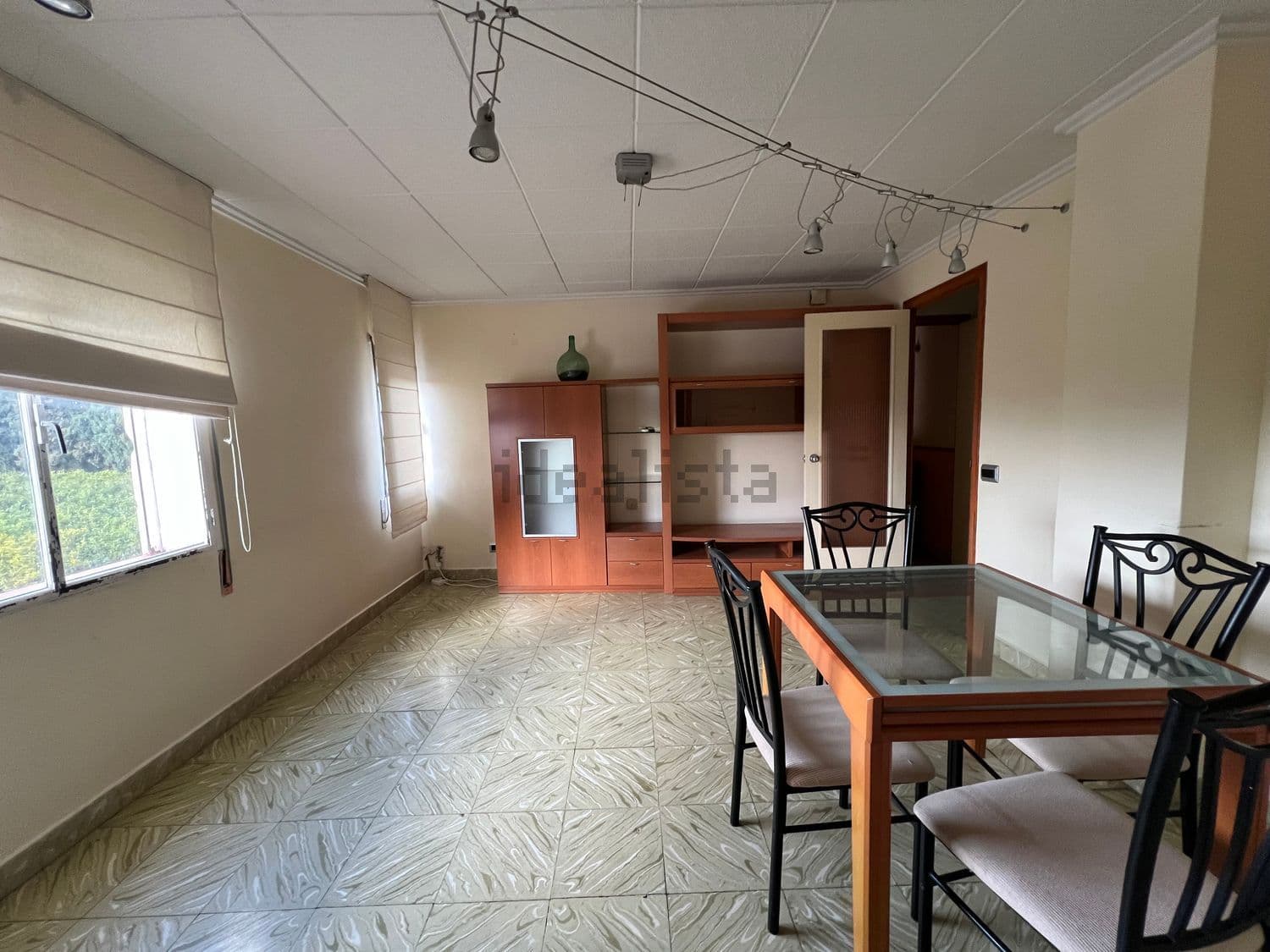 Comedor con mueble de madera y ventana a los campos