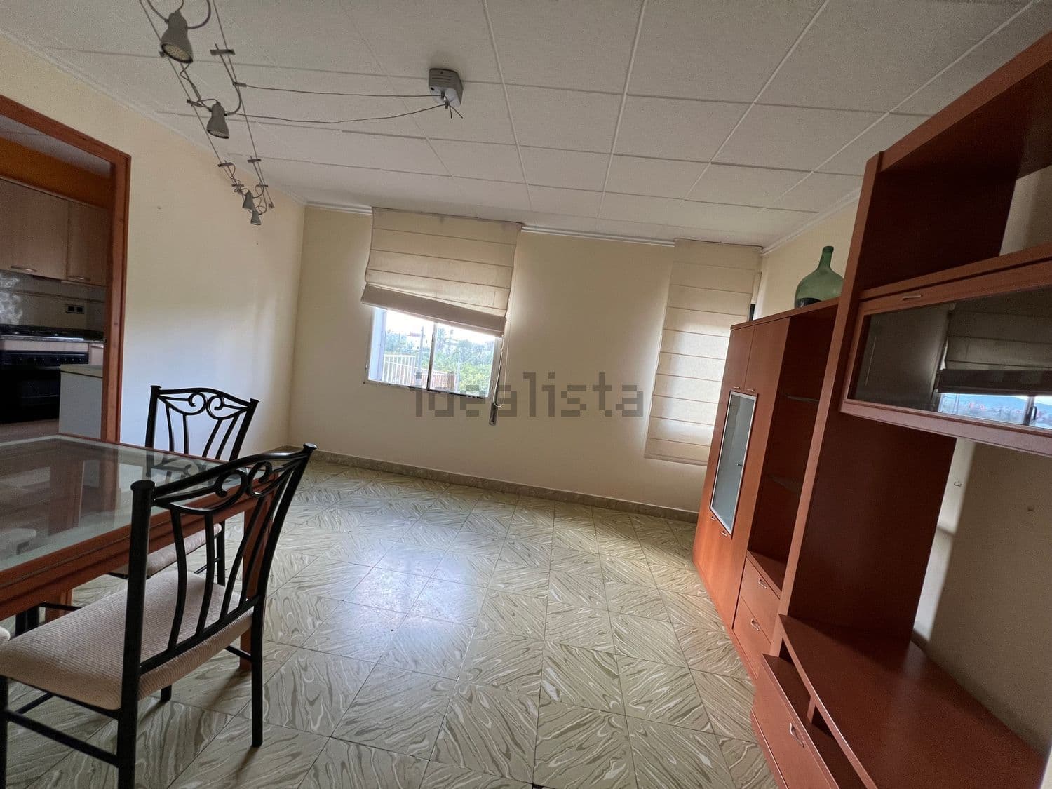 Comedor con mueble de madera y ventana
