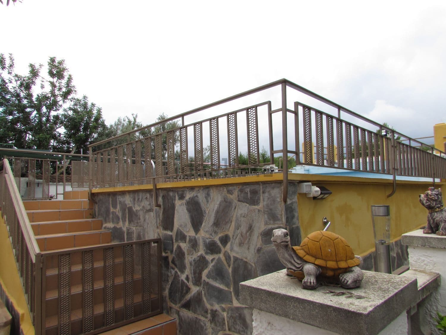 Escalera de acceso a la piscina elevada