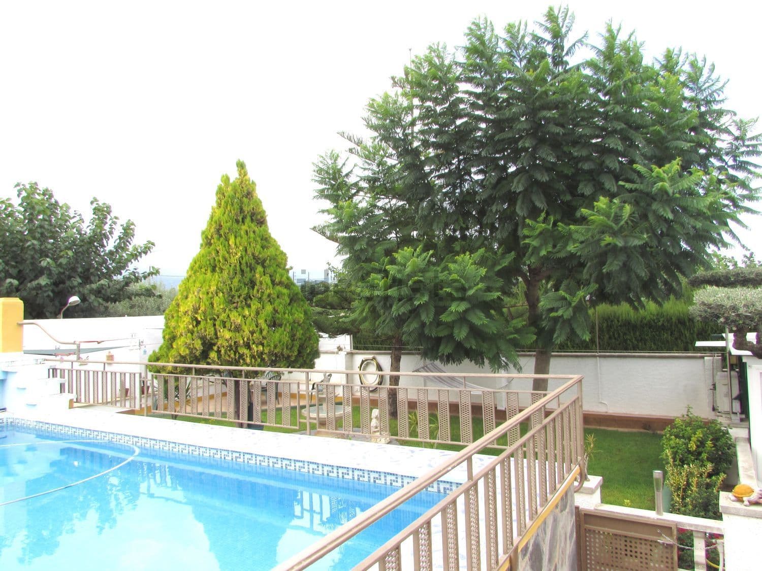 Piscina junto al jardín