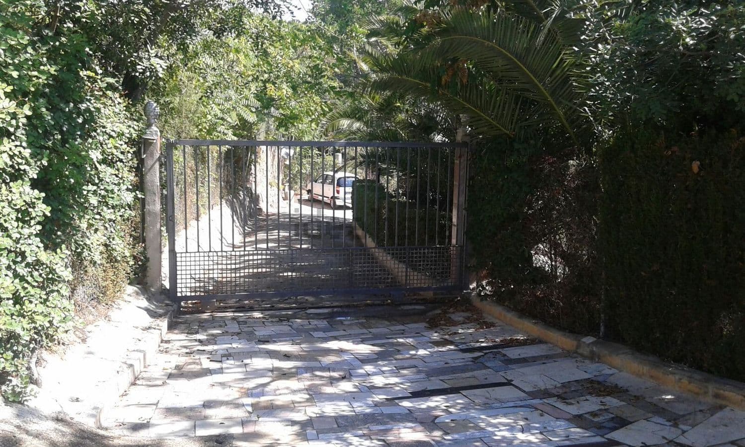 Puerta metálica de entrada a la finca