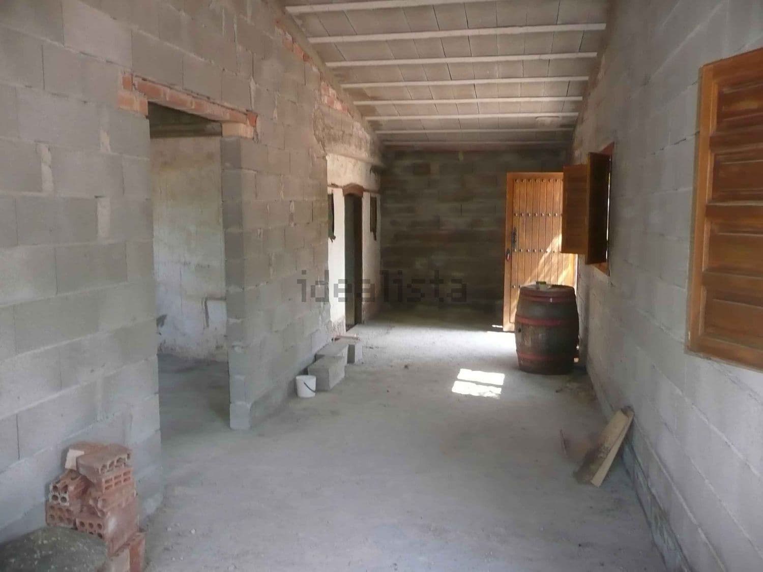 Pasillo interior de la casa en obra