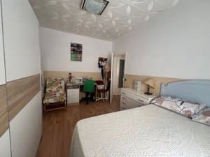 Dormitorio con cama de matrimonio y escritorio