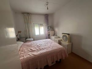 Dormitorio con cama de matrimonio y ventana