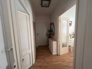 Pasillo distribuidor con puertas a las habitaciones