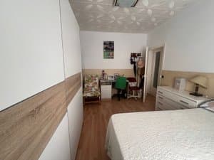 Dormitorio con cama, cómoda y escritorio