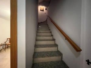 Escalera interior con pasamanos de madera