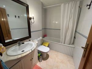 Baño con bañera, lavabo e inodoro