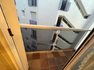 Balcón con barandilla de cristal