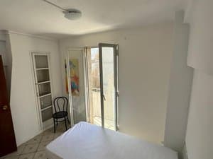 Habitación con cama y salida al balcón