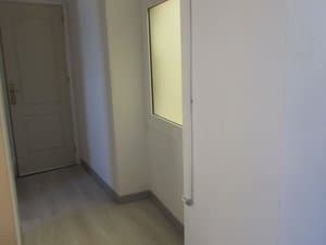 Recibidor con puerta de entrada