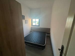 Dormitorio con cama y ventana