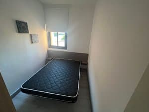 Dormitorio con cama y cuadros