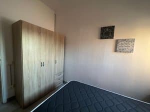 Dormitorio con armario de madera