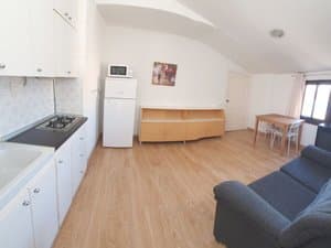 Cocina y salón con mesa junto a la ventana