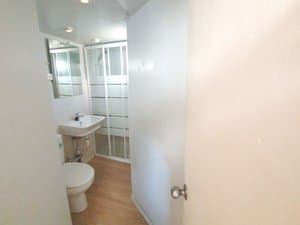 Baño con ducha, lavabo e inodoro