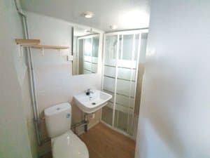 Baño con mampara de ducha y espejo